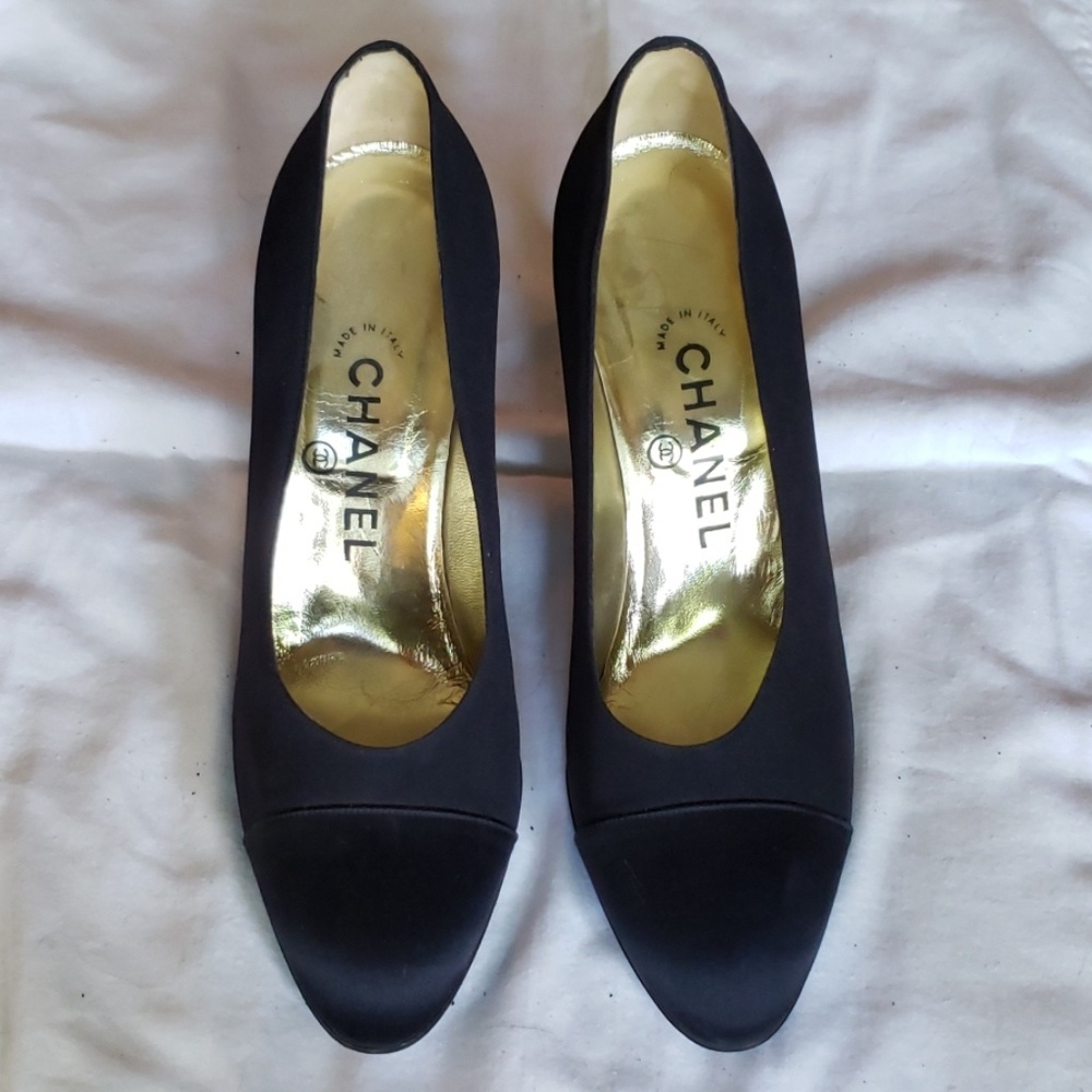 Chanel black satin fabric pumps